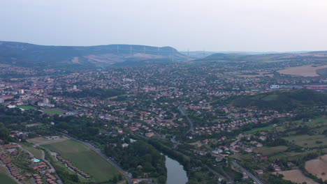Vista-Aérea-De-La-Ciudad-De-Millau-Río-Tarn-Y-Viaducto-Puente-Colgante-De-Millau-Francia